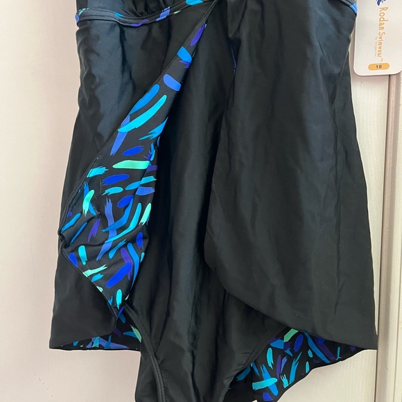 Woman’s 1 piece swimsuit. Size 10 - Picture 4 of 5